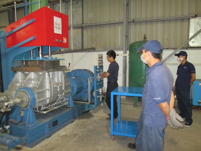 Phun ép sản phẩm gioăng đệm cao su trực tiếp 1 bước với máy Phun ép Cao su hãng Matsuda